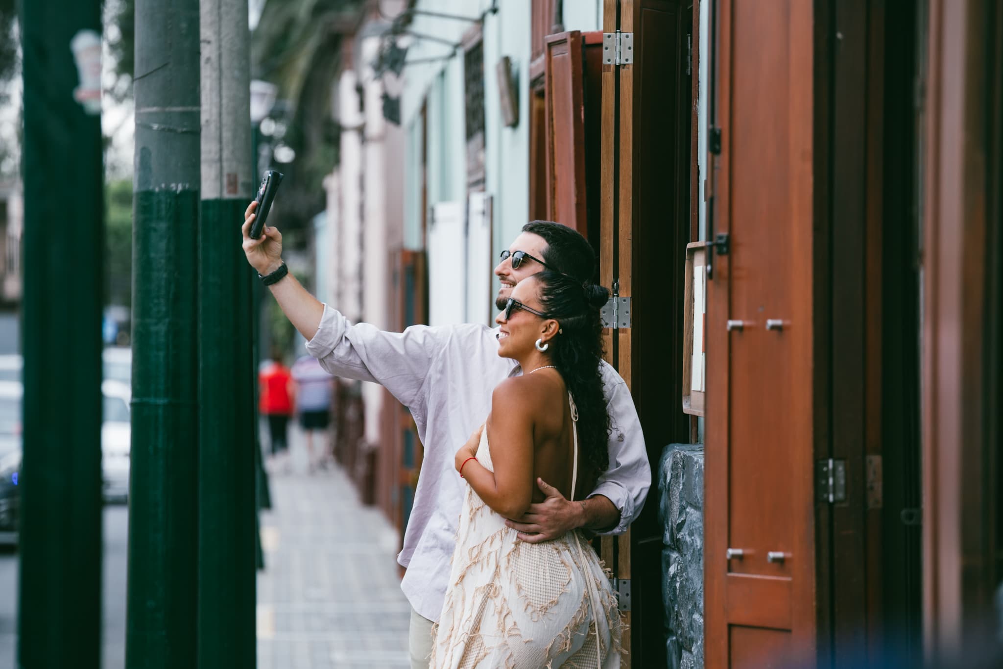 Carla y Tony tomandose una selfie en Barranco antes de la propuesta.