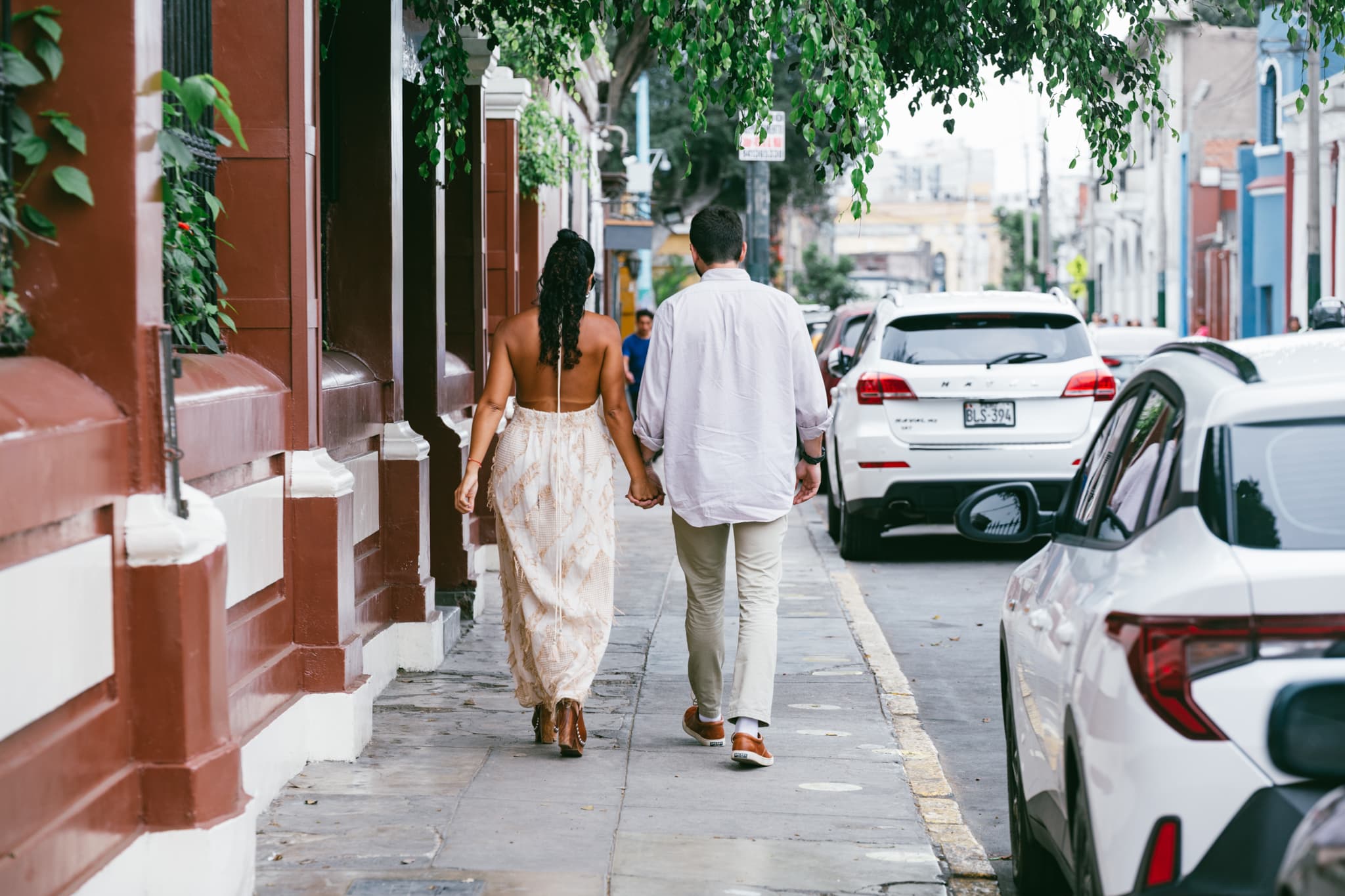 Carla y Tony caminando de la mano por una calle de Barranco.