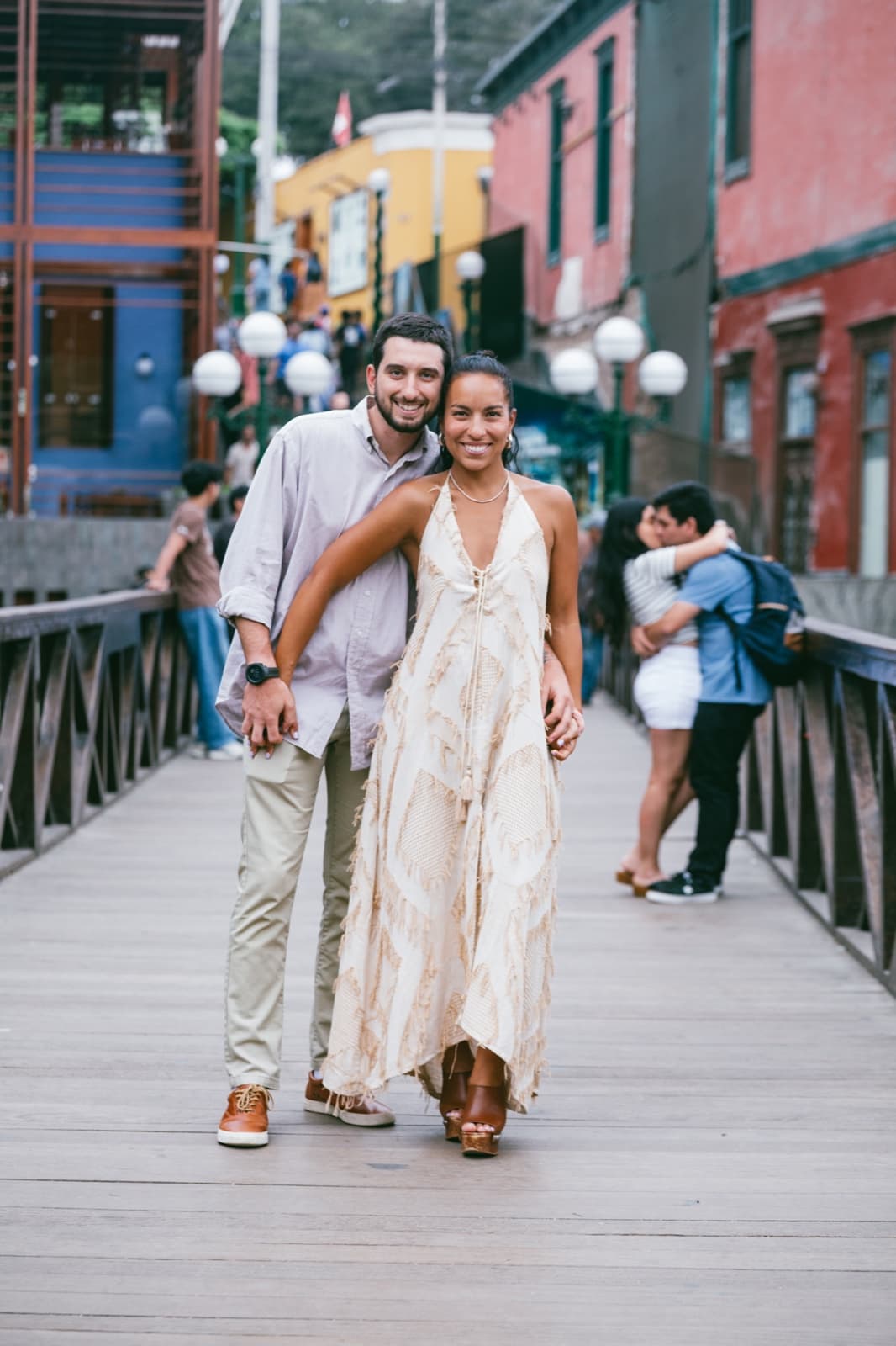 Carla y Tony caminando juntos en el Puente de los Suspiros en Lima.
