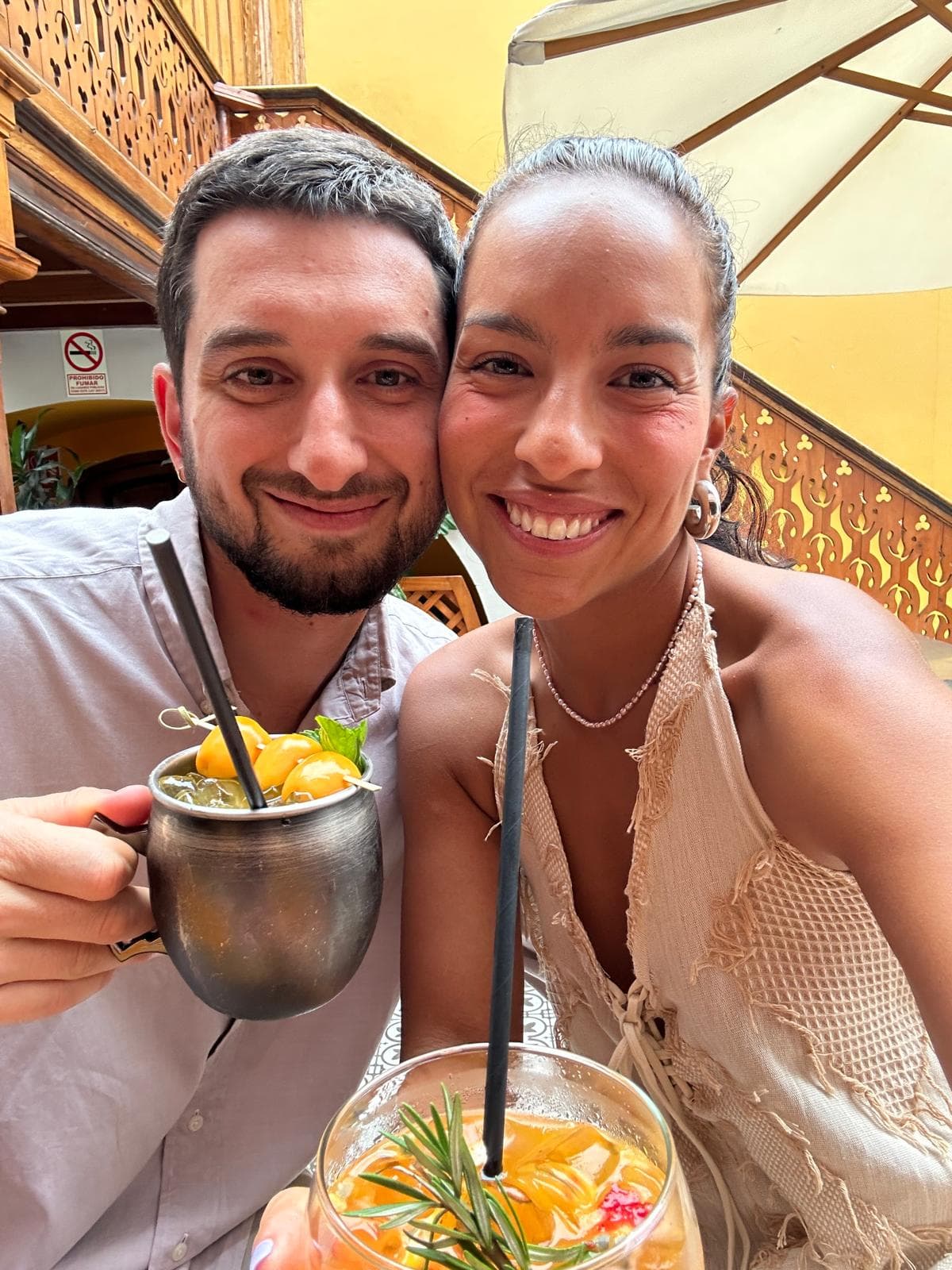 Carla y Tony con cocteles en Ayahuasca antes de ir al mirador.